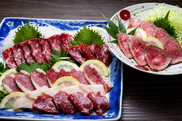 伊万里の焼肉司で提供する馬刺しや肉刺しの盛り合わせ