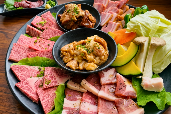 伊万里の焼肉司で提供する黒毛和牛と野菜の焼肉盛り合わせ