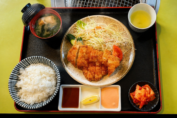 伊万里の焼肉司で提供するチキンカツ定食ランチ