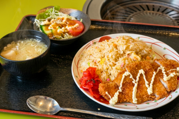 伊万里の焼肉司で提供するカツチャーハン定食ランチ