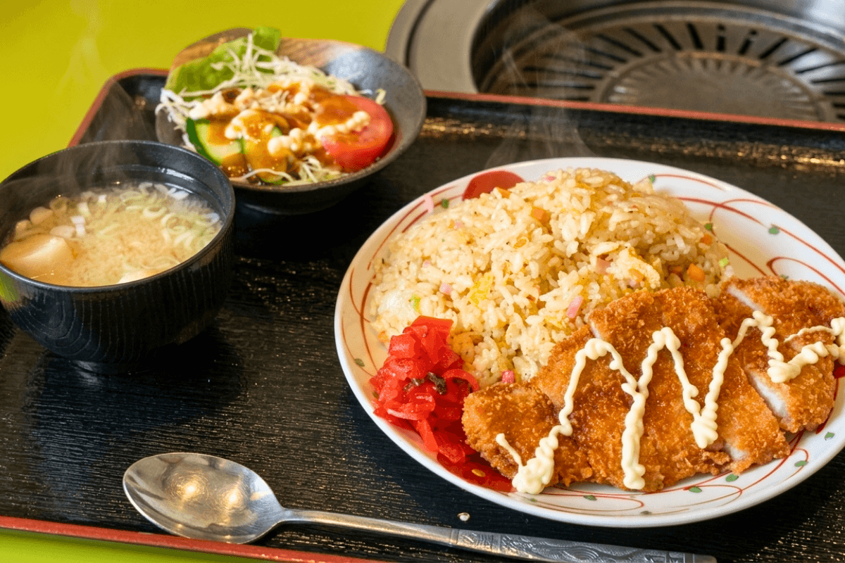 伊万里の焼肉司で提供するカツチャーハン大盛りランチ