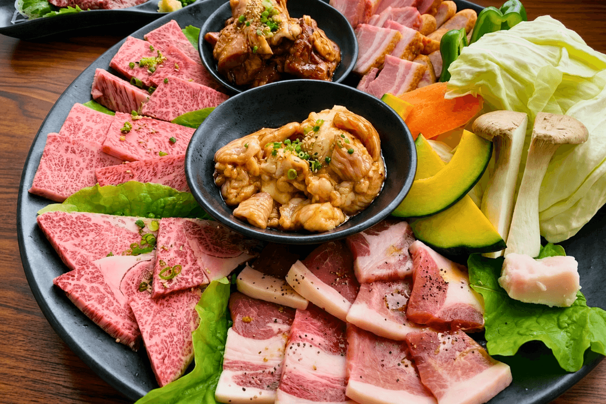 伊万里の焼肉司で人気メニューランキングを紹介する焼肉シーン