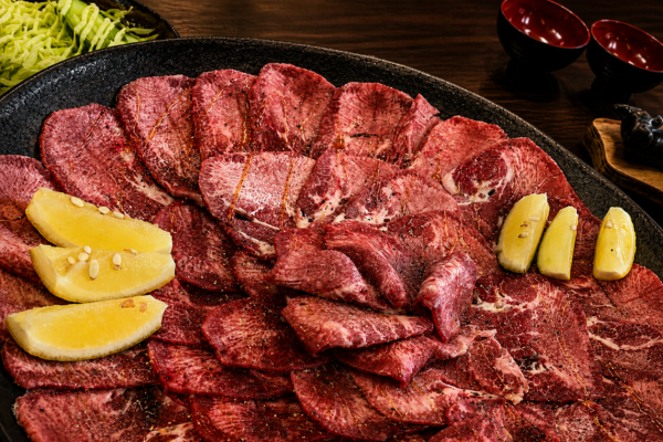 伊万里の焼肉司で提供する黒い皿に盛り付けた焼肉用のお肉