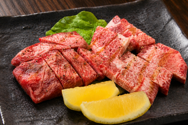 伊万里の焼肉司で楽しめるタンとレモンを添えた焼肉皿