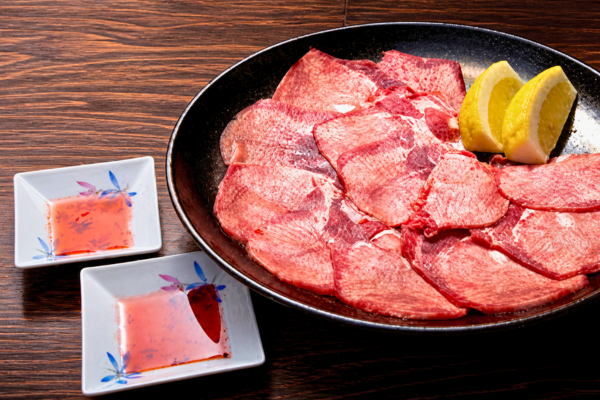伊万里の焼肉司で楽しめるタンや薄切り肉の焼肉皿